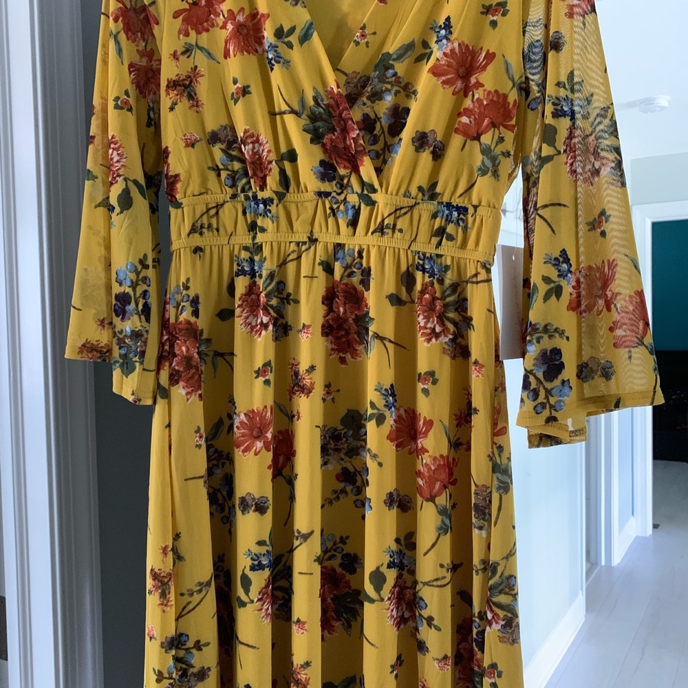 Asymmetrical Flower dress. 3/4 sleeve